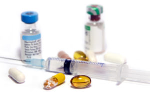 A group of pills and medicine bottles on top of the table.