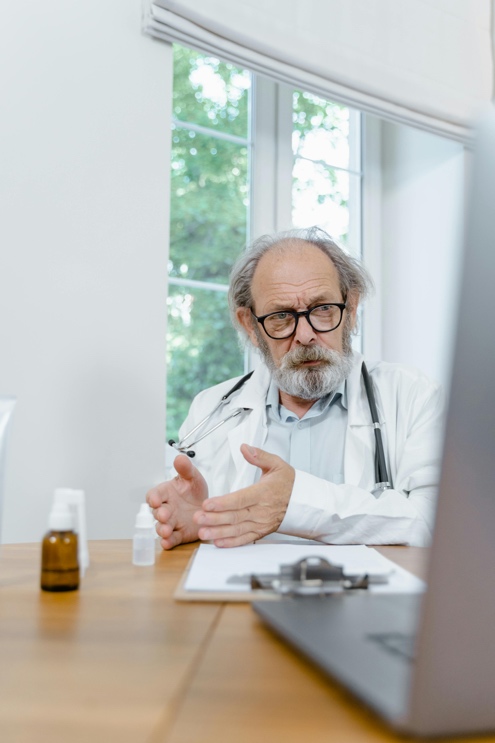 Medical professional explaining GLP-1 therapy for weight loss and appetite control